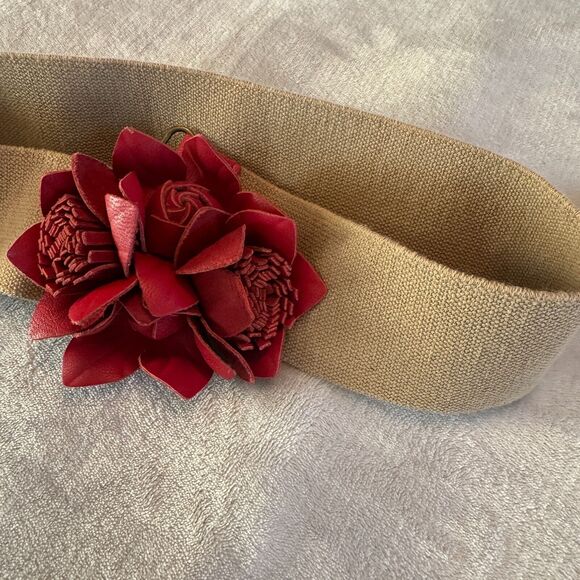 2 Tarnish Nordstrom Stretch Belt Brown Red Leather Rose Brass Buckle Womens S/M - Picture 3 of 9